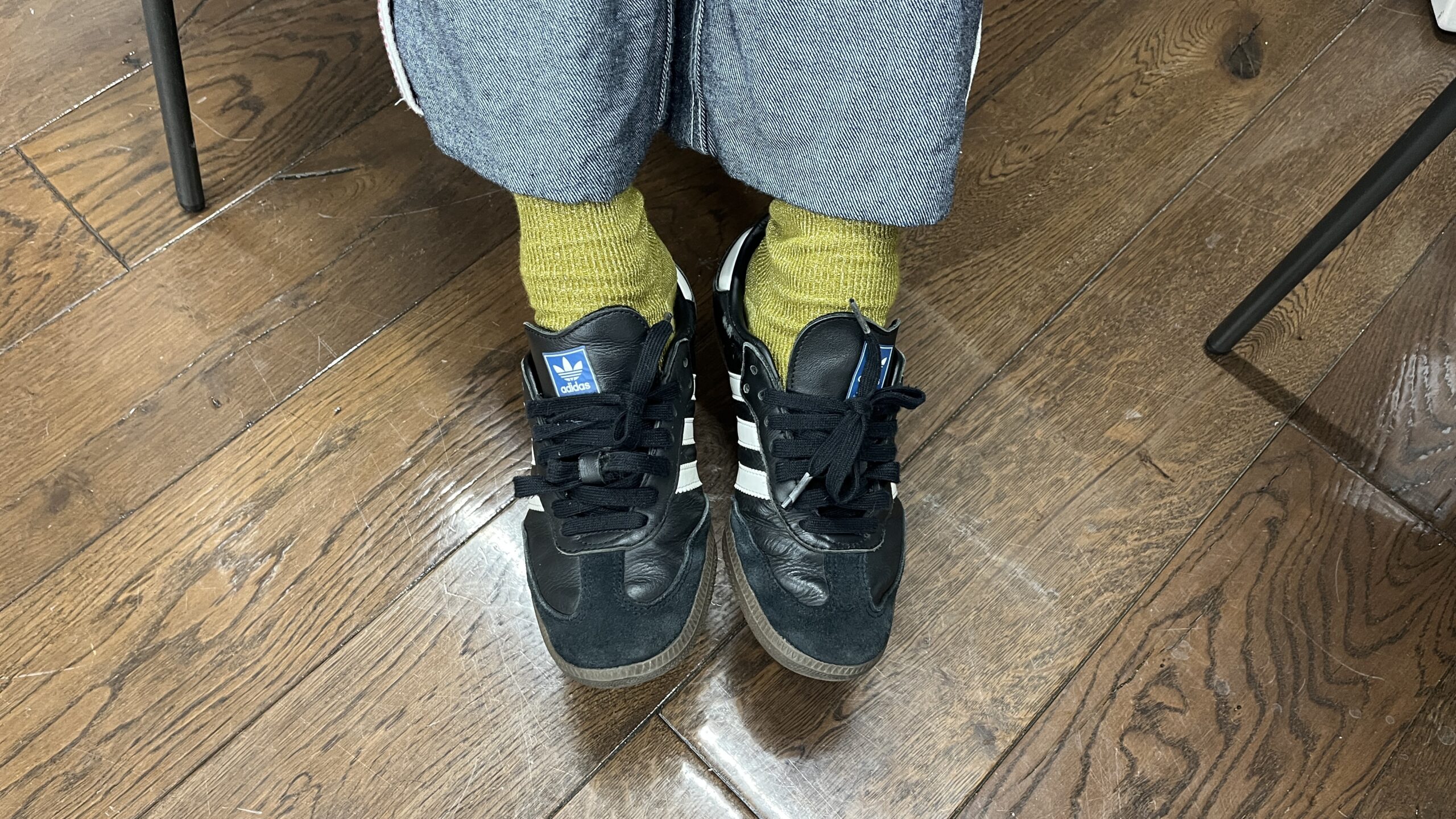 黄緑×スニーカー