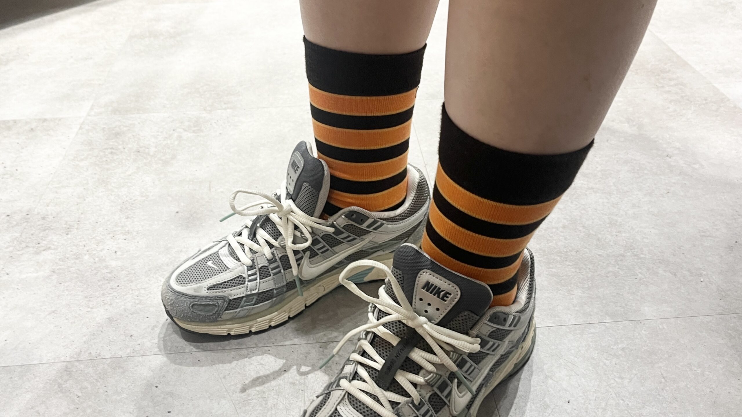 ストライプ×スニーカー